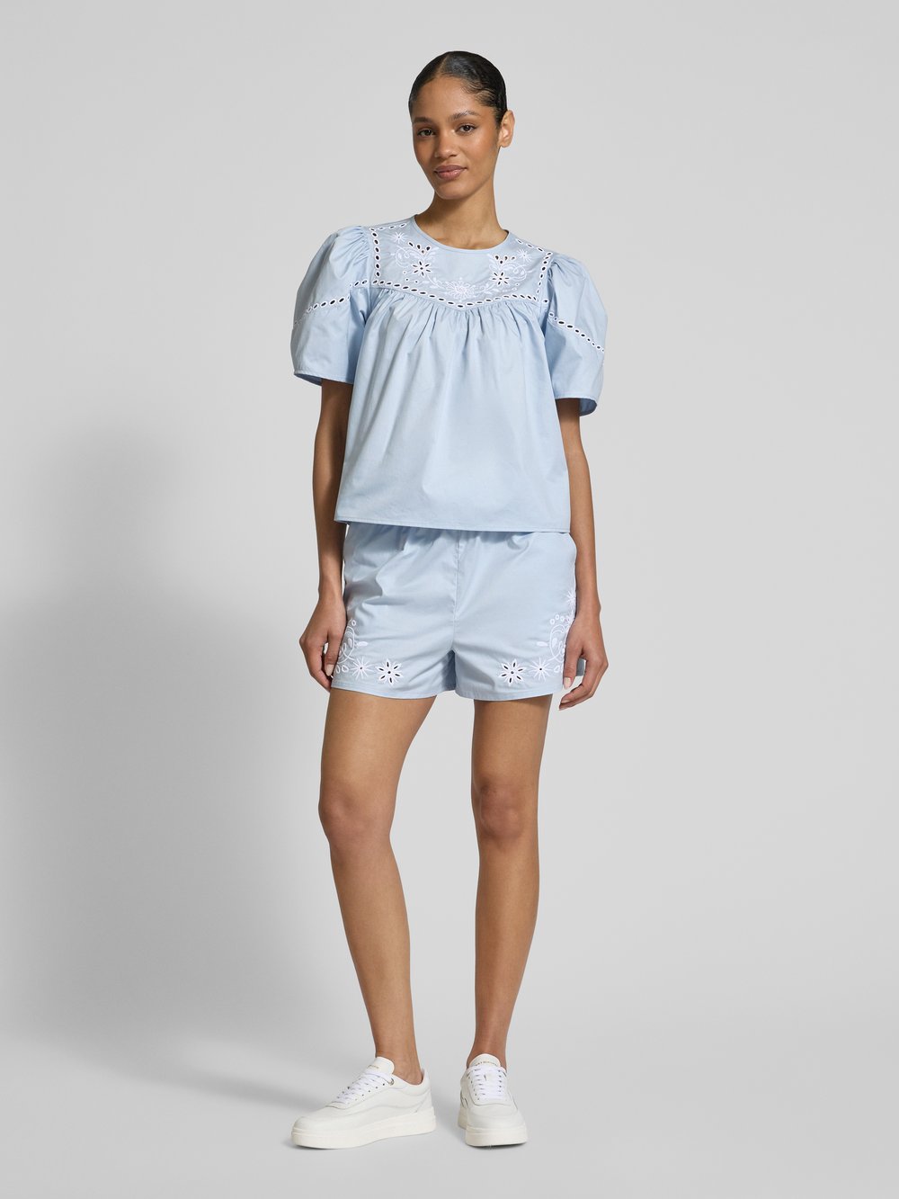 

Шорты свободного кроя с вышивкой ришелье Scotch & Soda, светло-голубой