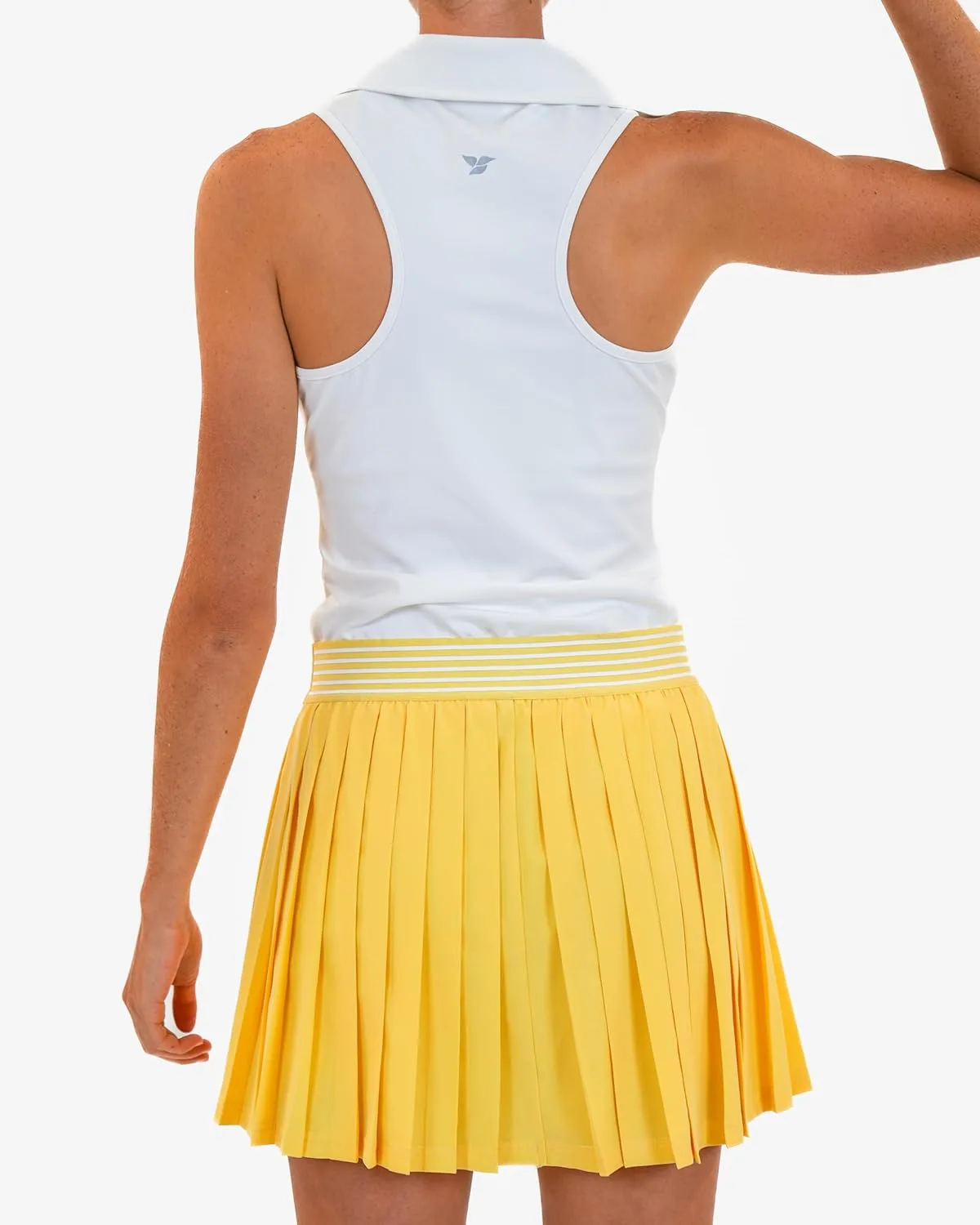 

Vita Polo — женская мягкая и дышащая поло с V-образным вырезом и принцессными швами CALLIOPE GOLF