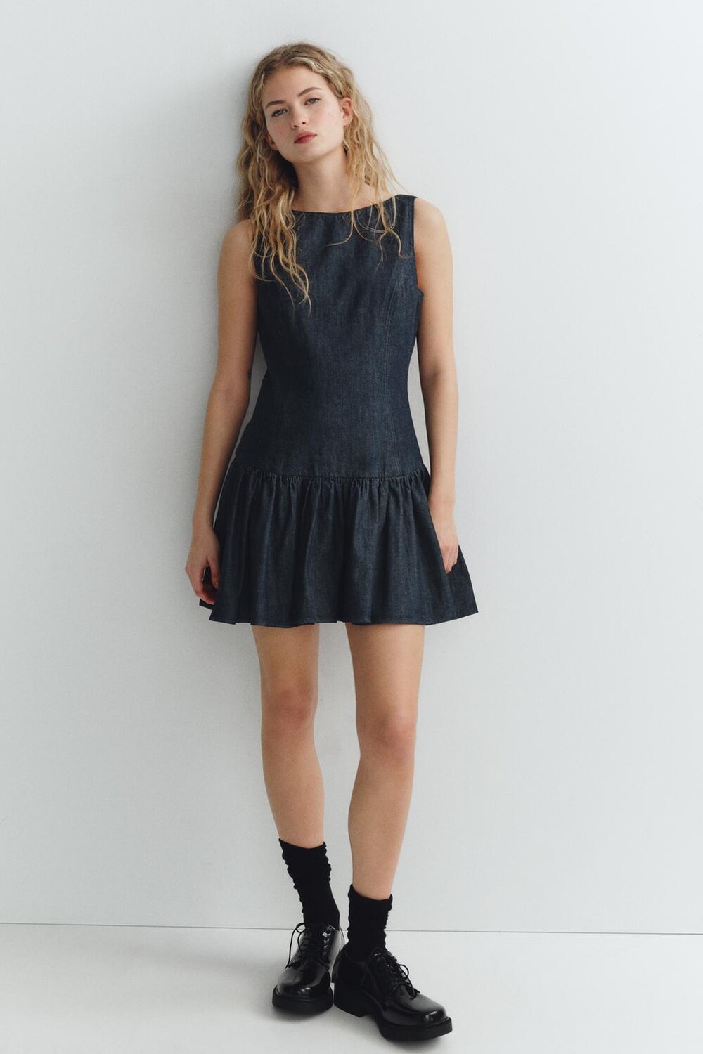 

Короткое платье с эффектом джинса и оборками ZARA, темный индиго