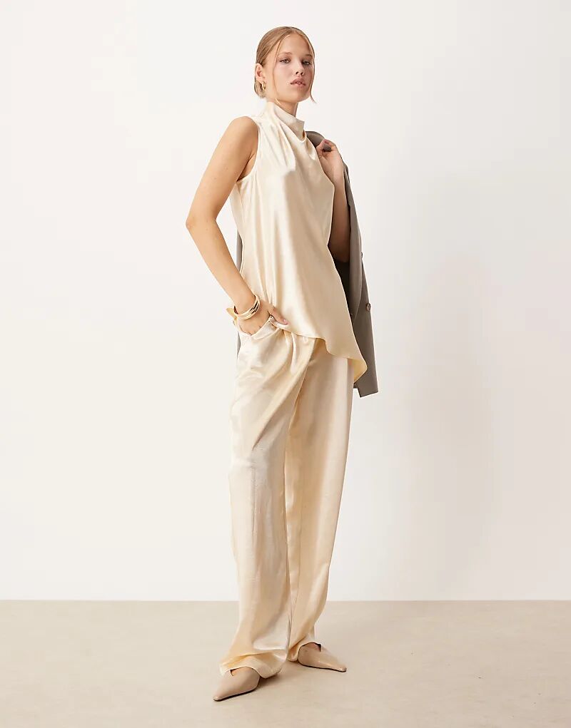 

Классические брюки прямого кроя из атласа цвета слоновой кости от ASOS DESIGN