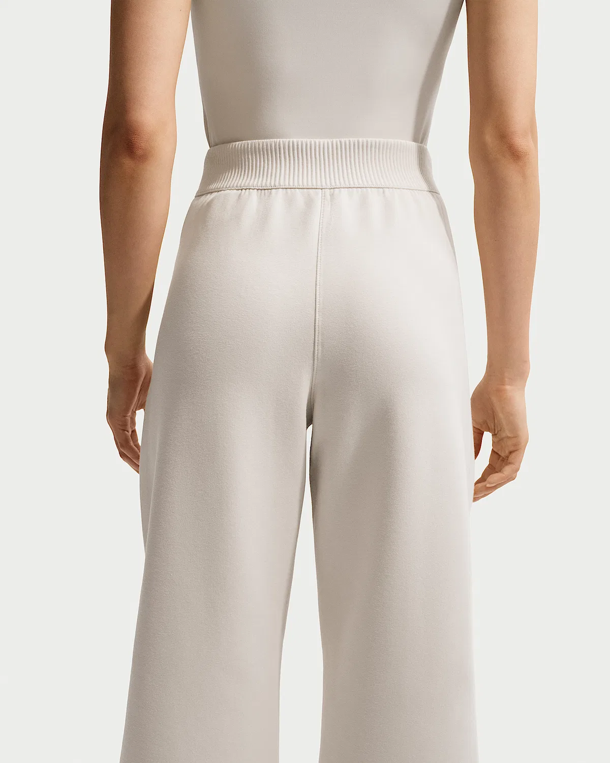 Женские свободные расклешенные штаны Nike 24.7 ImpossiblySoft Dri-FIT с высокой посадкой, Light Orewood Brown/Sail/Light Iron Ore — фото 3