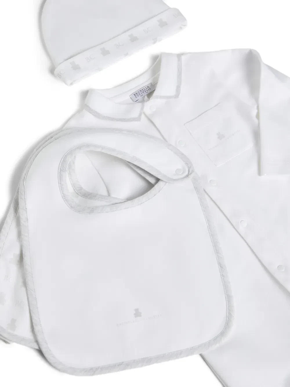 Комплект Baby Bernie из комбинезона, шапки и нагрудника Brunello Cucinelli Kids, белый — фото 2
