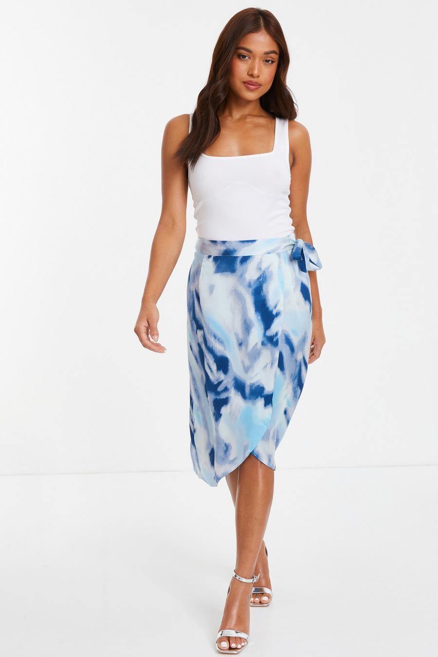 

Юбка-миди Petite Blue Satin с мраморным принтом QUIZ Clothing
