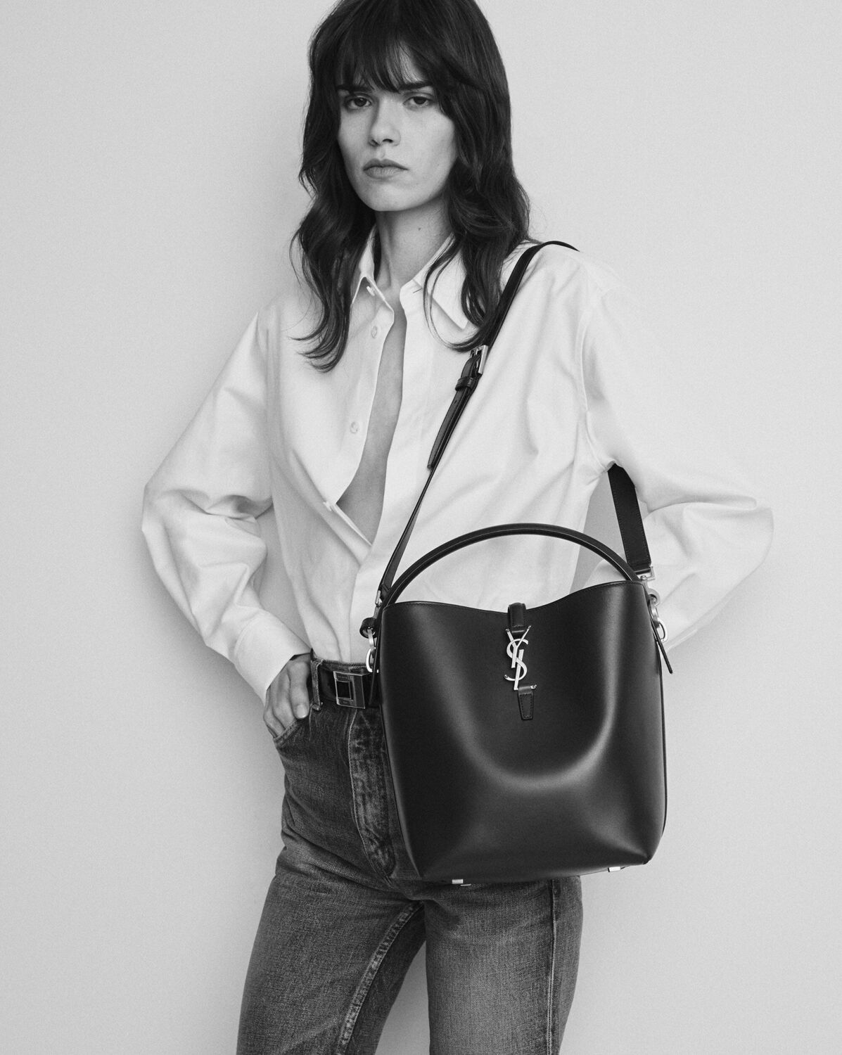 Сумка-ведро с застежкой в виде крючка Cassandre Saint Laurent, черный — фото 2