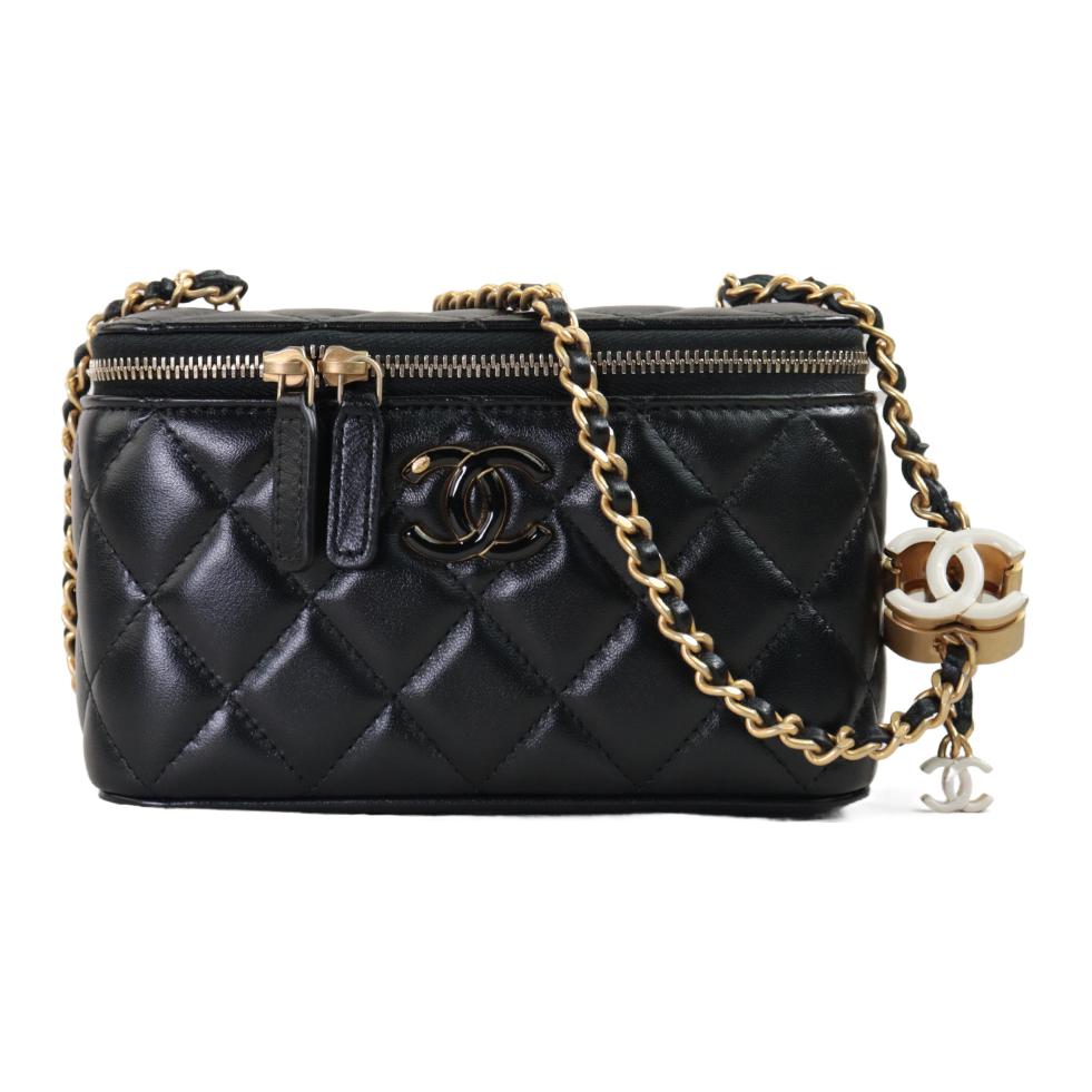 

Яркая косметичка из ягненка женская черная CHANEL