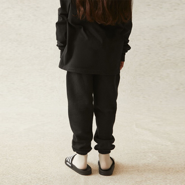 Детские трикотажные спортивные штаны Fear Of God Essentials, черный — фото 2
