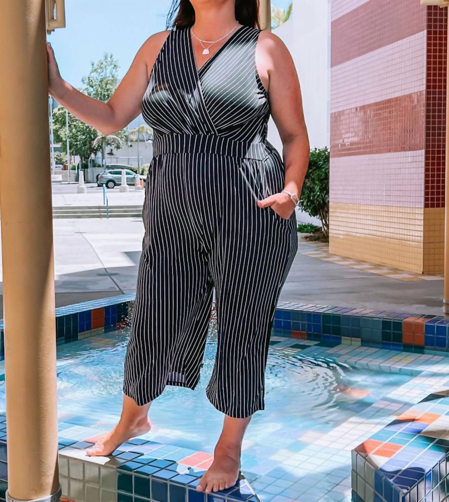 

Плюс сайз укороченный комбинезон с V-образным вырезом в черно-белую полоску GILLI