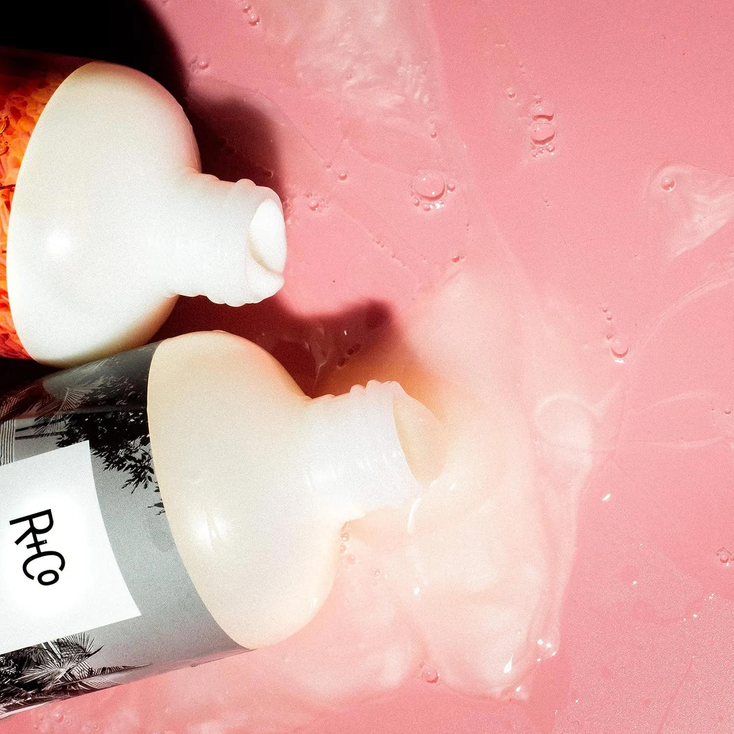 R+Co Bel Air Smoothing Conditioner - антиоксидантный комплекс для гладких волос без пушистости для всех типов волос - защита от ультрафиолета, блеск и увлажнение - без сульфатов, веганский и cruelty-free 1000 мл (1 шт.) — фото 4