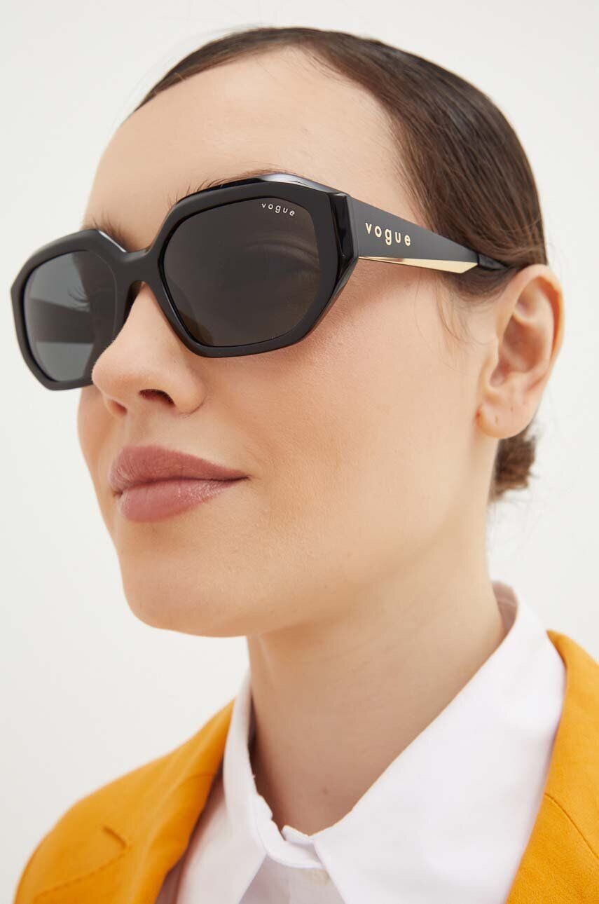

Солнцезащитные очки VOGUE, черный