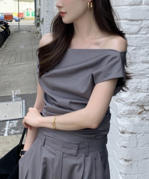 

Топ с открытыми плечами и драпировкой PIN, серый