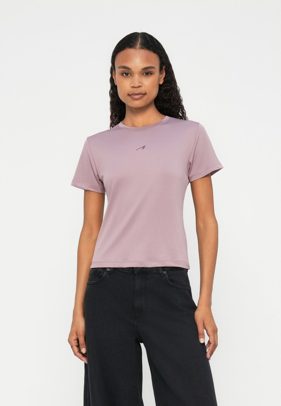

Футболка ARKK Copenhagen BABY TEE MUAVÉ UNISEX, Muavé/Purple