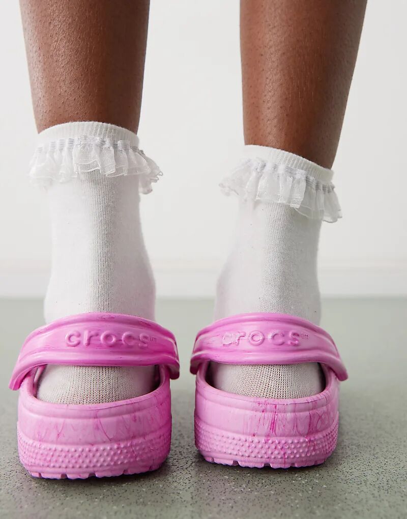 Классические мраморные сабо Crocs розового цвета — фото 4