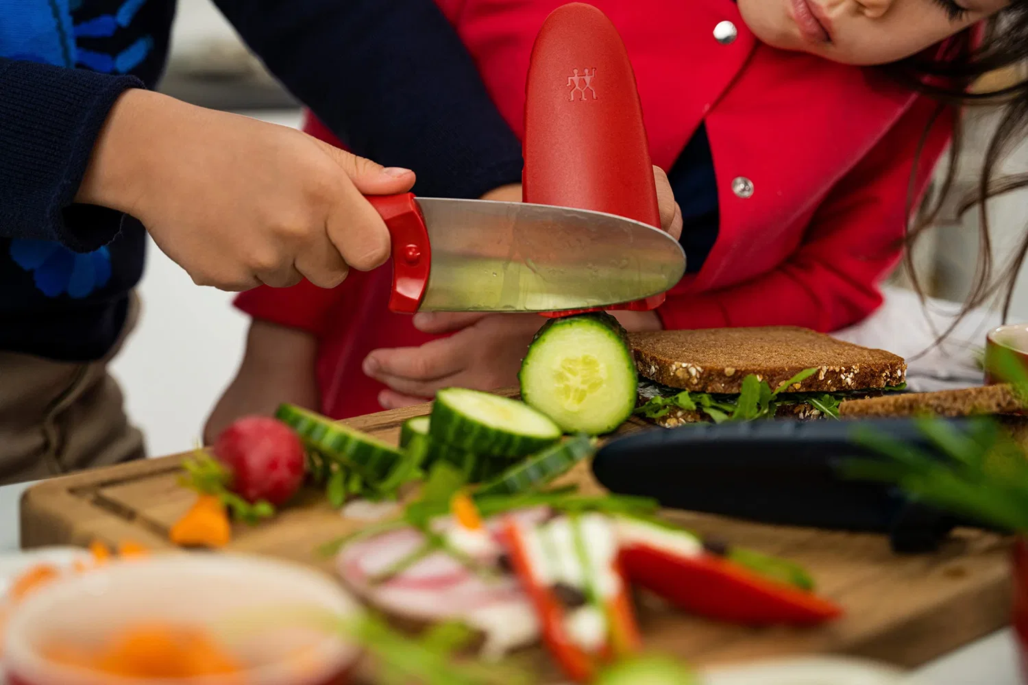Детский кухонный нож ZWILLING TWINNY для начинающих с закругленным кончиком 10 см, красный — фото 4
