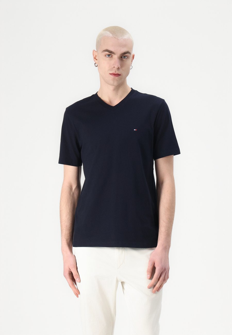 

Футболка Tommy Hilfiger ESSENTIAL V NECK TEE, Desert Sky/Dark Blue, Коричневый, Футболка Tommy Hilfiger ESSENTIAL V NECK TEE, Desert Sky/Dark Blue