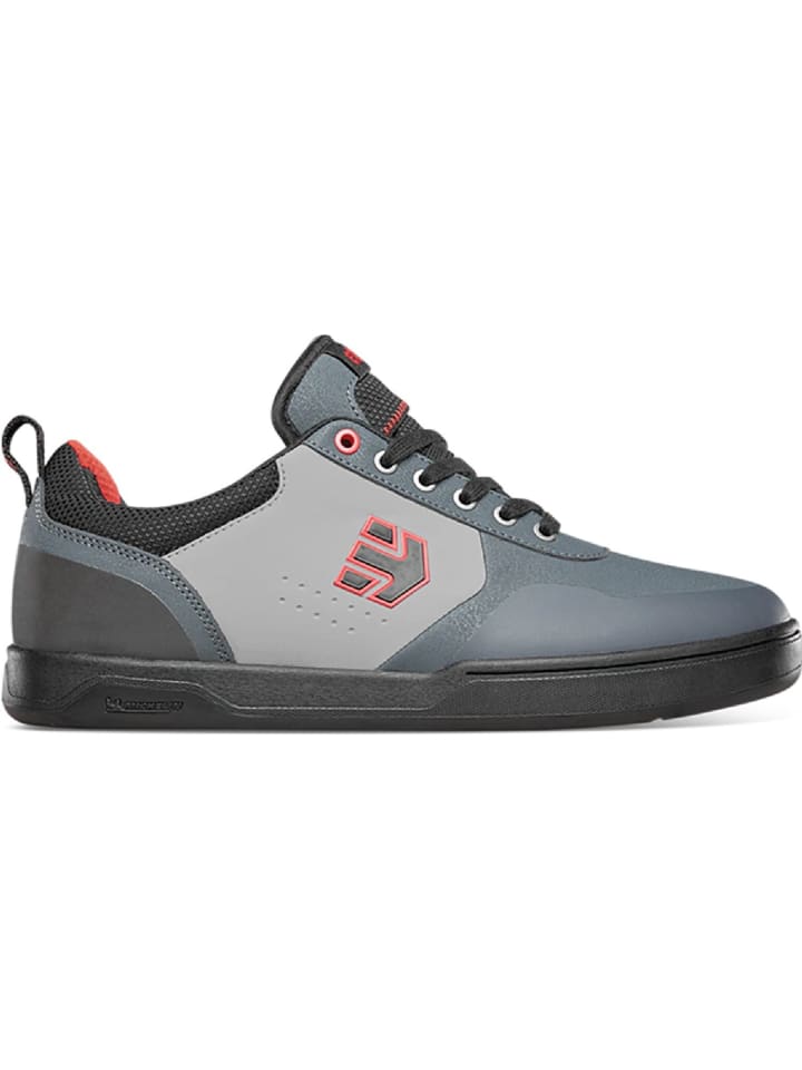 

Кроссовки на шнуровке Etnies