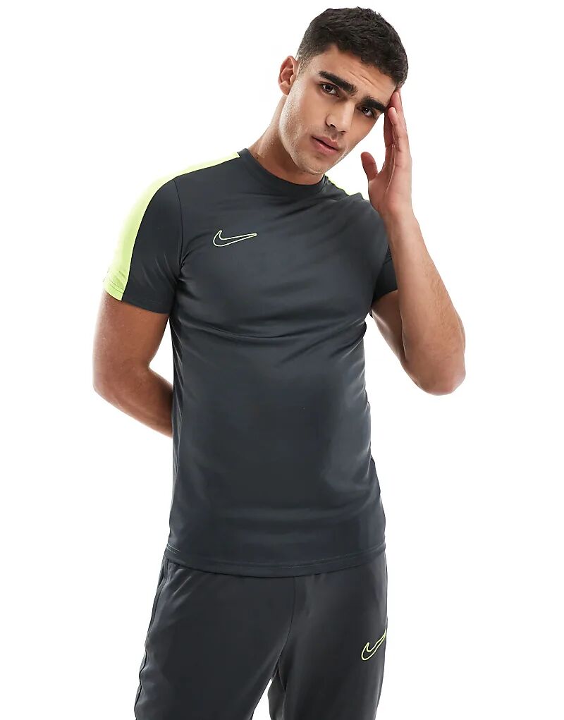 

Nike Football – Academy Dri-FIT – футболка антрацитового и зеленого цветов со вставкой