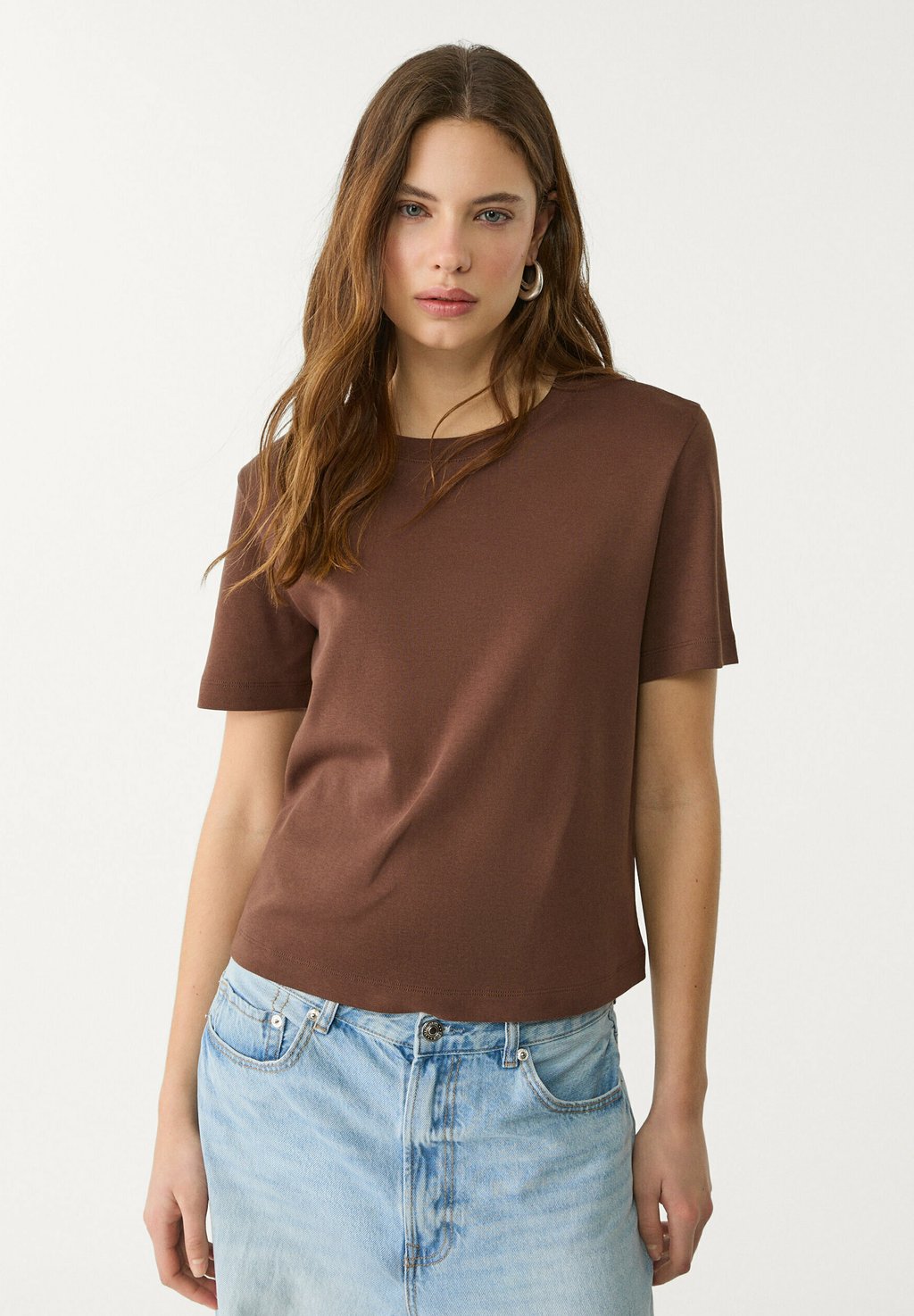 

Базовая футболка REGULAR FIT Stradivarius, темно-коричневый