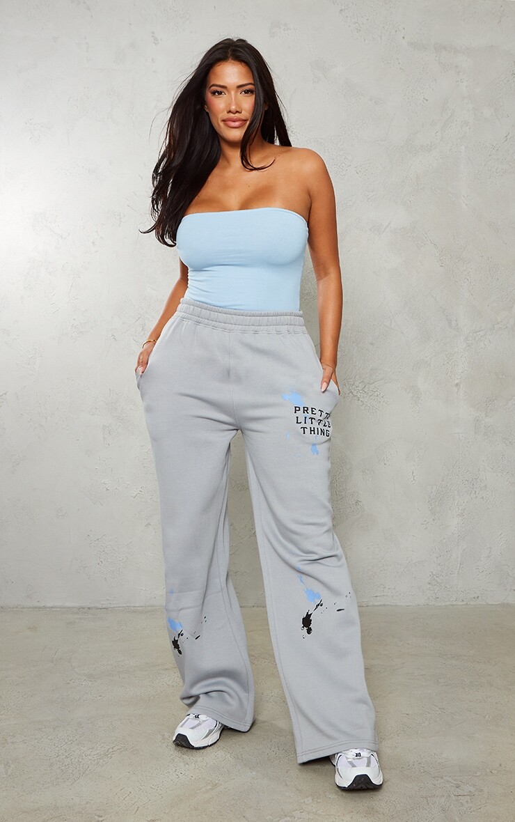 

PrettyLittleThing Серые прямые джоггеры с принтом Shape