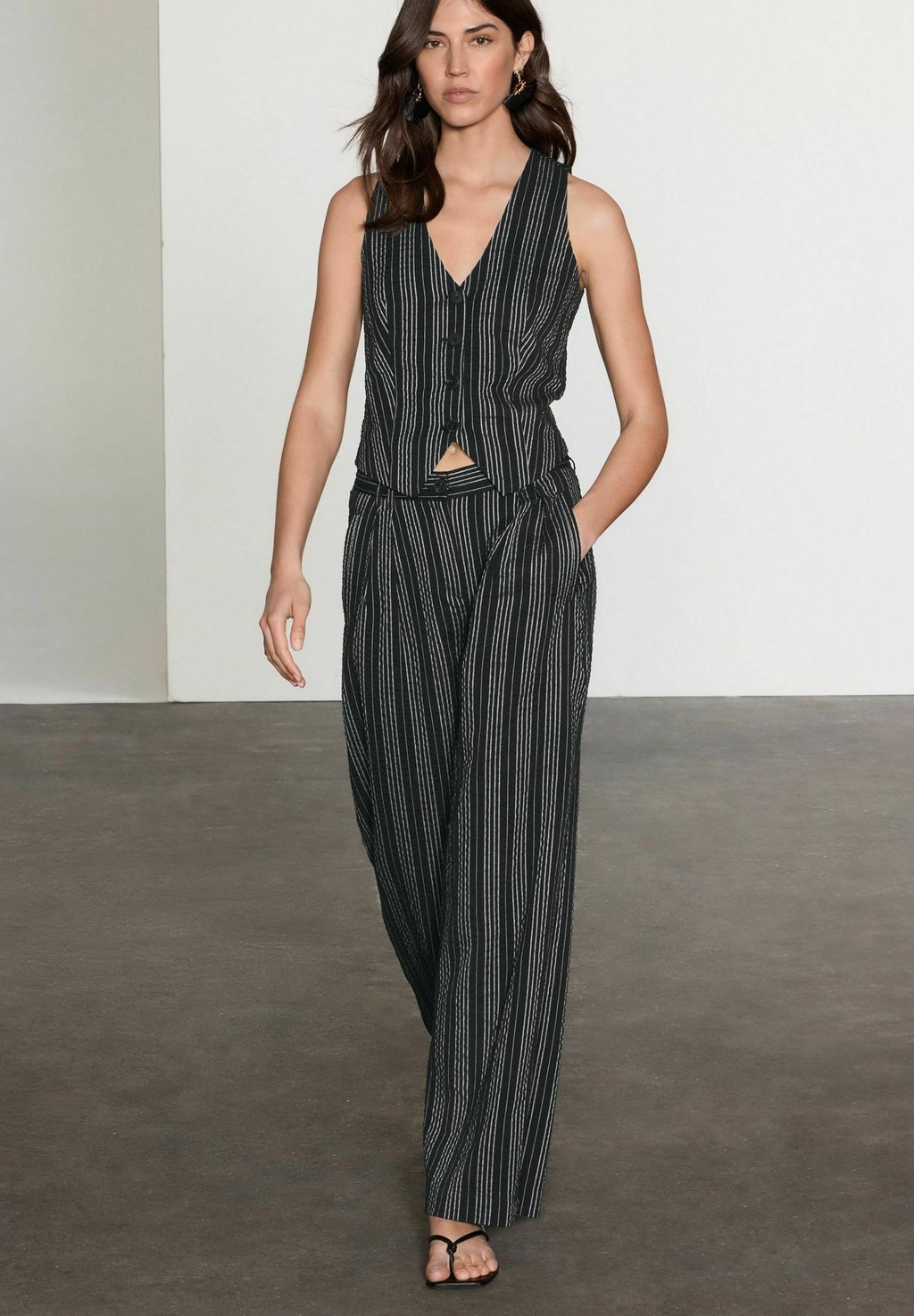 Брюки STRAIGHT LEG TEXTURED STRIPED Next, черный — фото 2