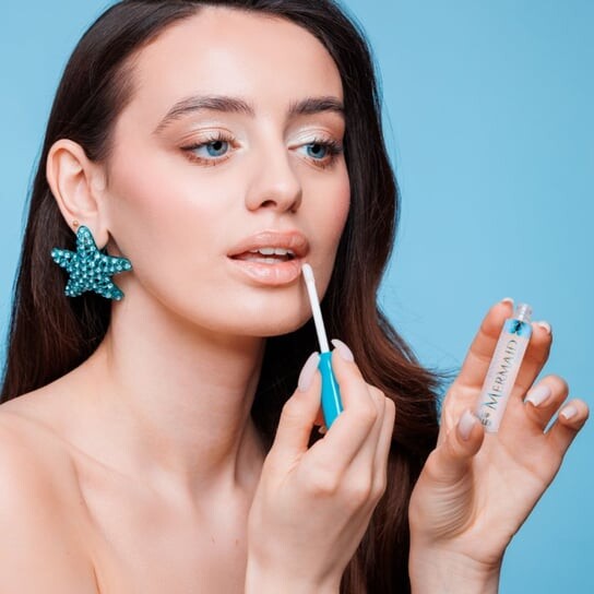 Блеск для губ, который делает губы пухлыми и наполняет их. Ingrid Mermaid Glow Lip Filler Sand Glow — — фото 2