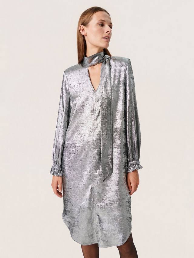 

Металлическое платье ronya с длинным рукавом Soaked In Luxury, цвет Silver Foil