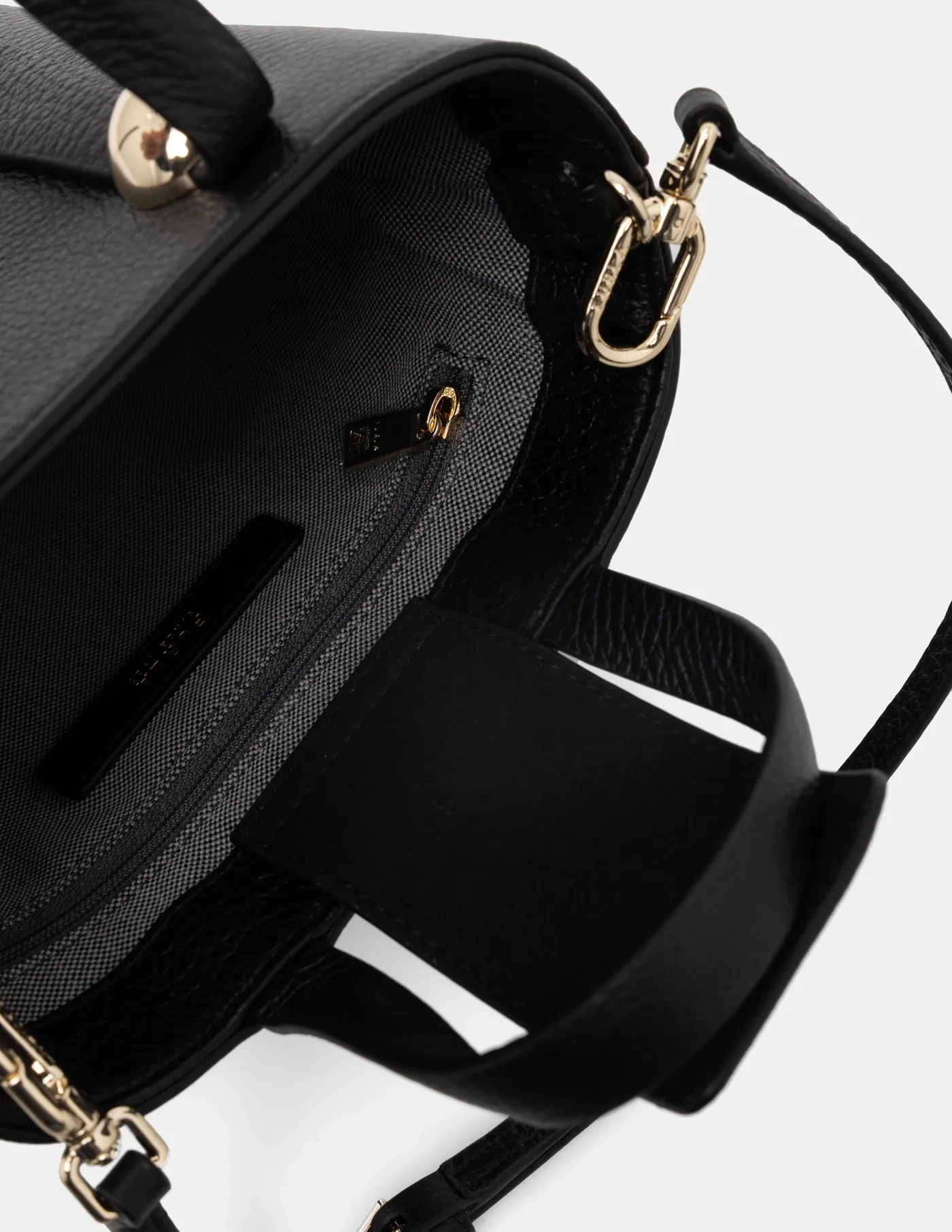 

Кожаная сумочка Furla, черный