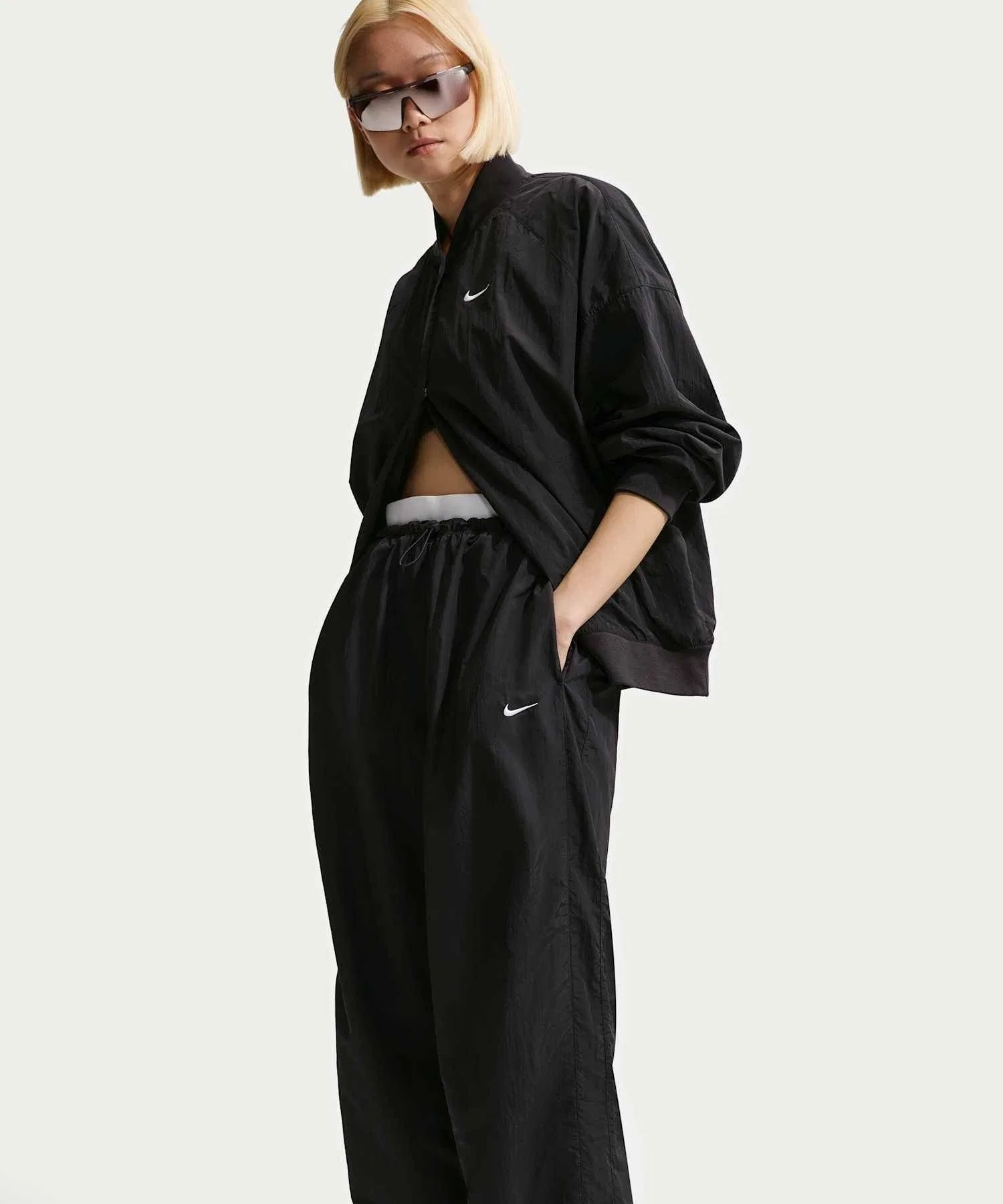 Женские брюки Nike Sportswear Loose High-Waisted Parachute — фото 4