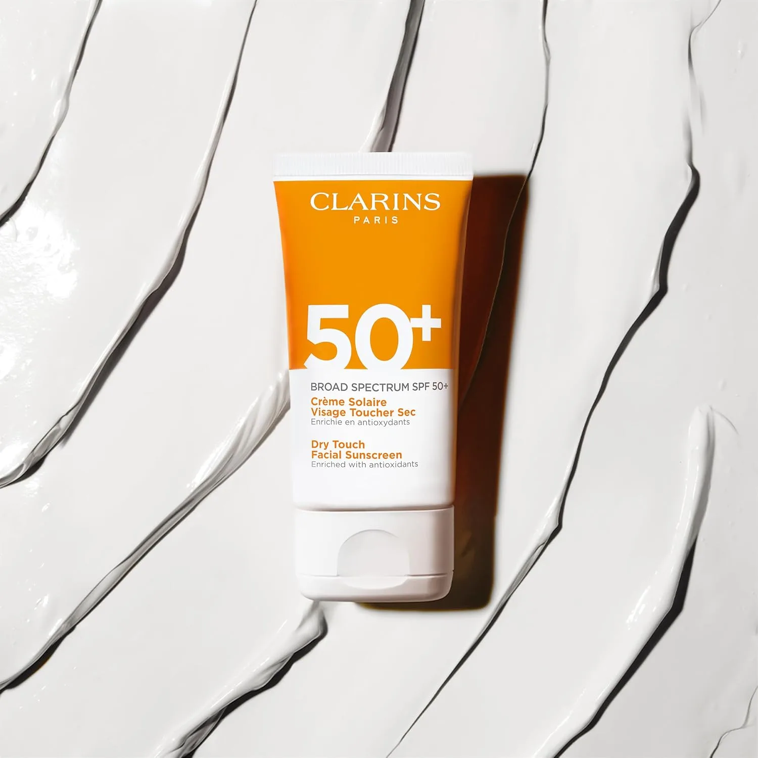 Clarins Dry Touch солнцезащитный крем для лица широкого спектра SPF 50+, защита от UVA/UVB, легкая текстура без белых следов, с антиоксидантами, для всех типов кожи, включая чувствительную, 48 г — фото 4