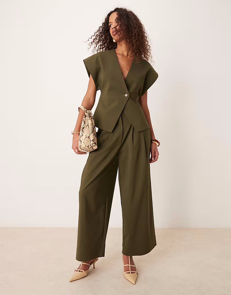 

Укороченные брюки ASOS DESIGN с регулируемой талией и хлястиками оливкового цвета