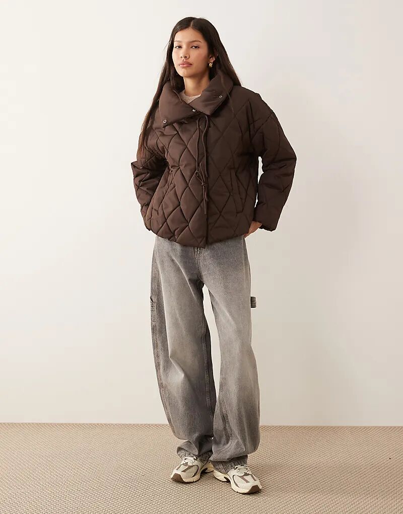 

Стеганая куртка Vila с высоким воротом и завязками шоколадно-коричневого цвета