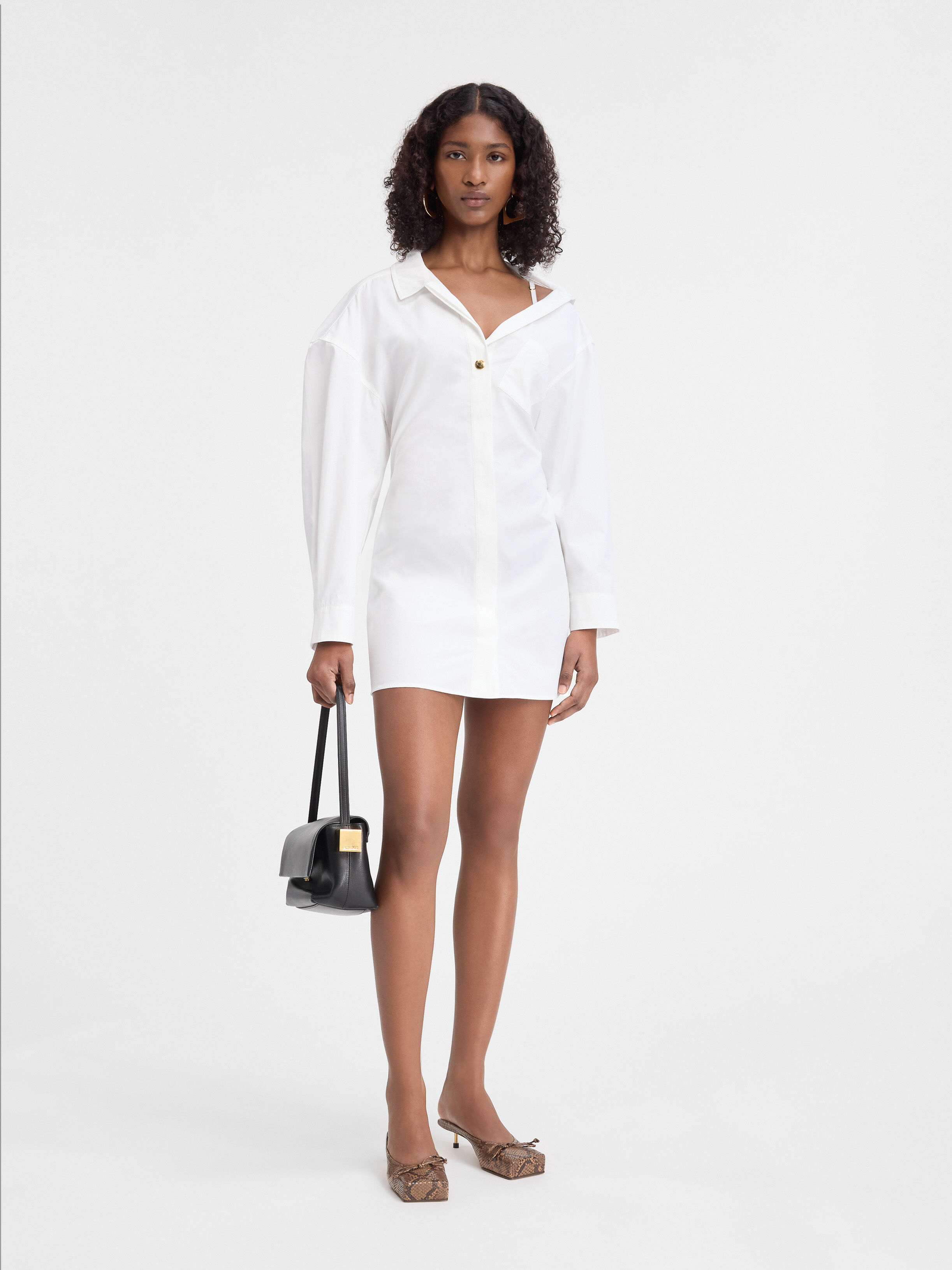 

Асимметричное мини-платье-рубашка JACQUEMUS The mini shirt dress, белый