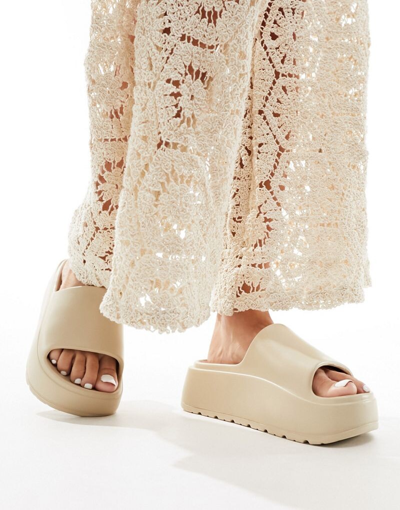 ASOS DESIGN Wide Fit – Freedom – шлепанцы кремового цвета с плоской подошвой с выступами и широкой подошвой — фото 2