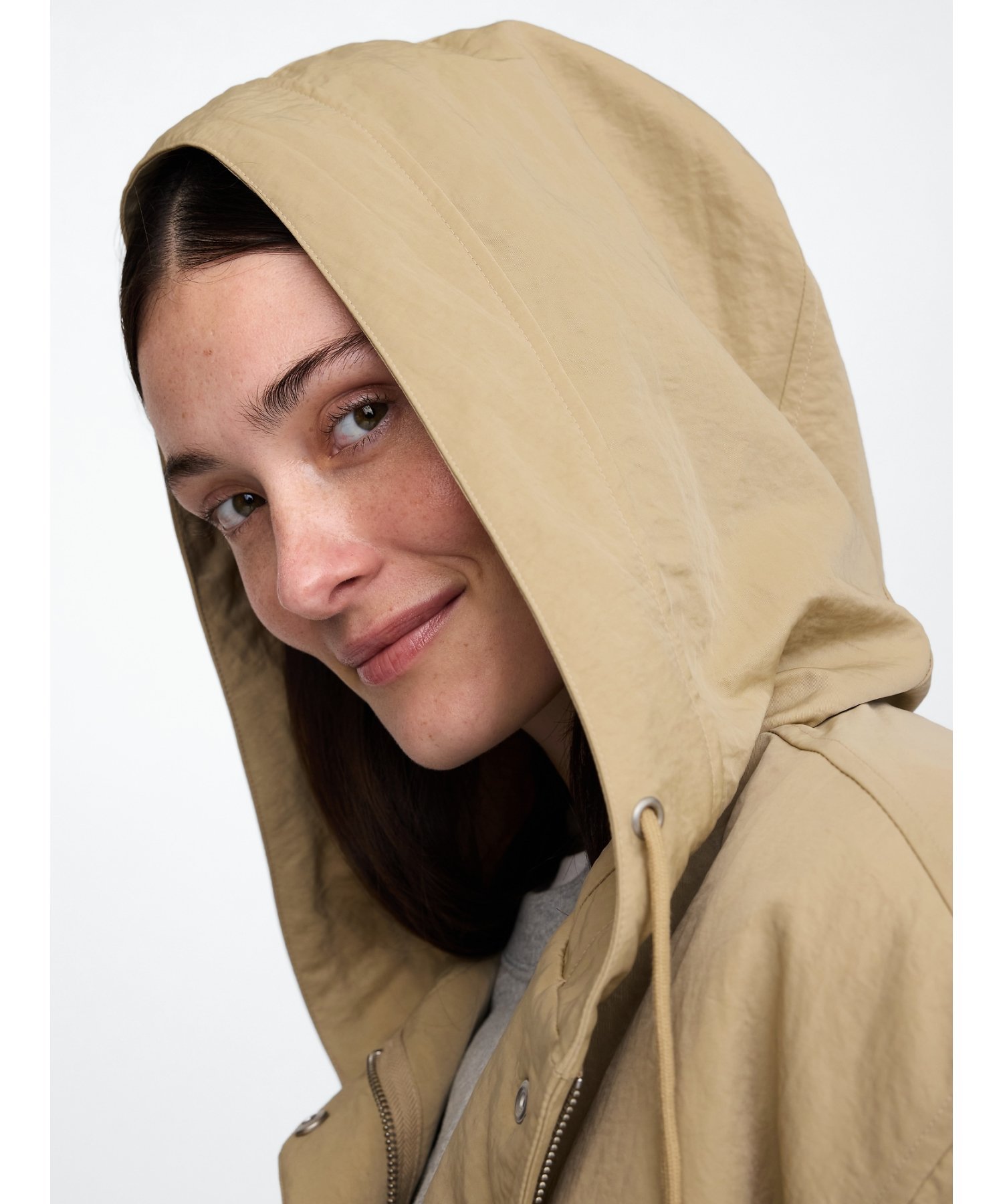 (W) Укороченная нейлоновая куртка с капюшоном GAP, KHAKI — фото 4