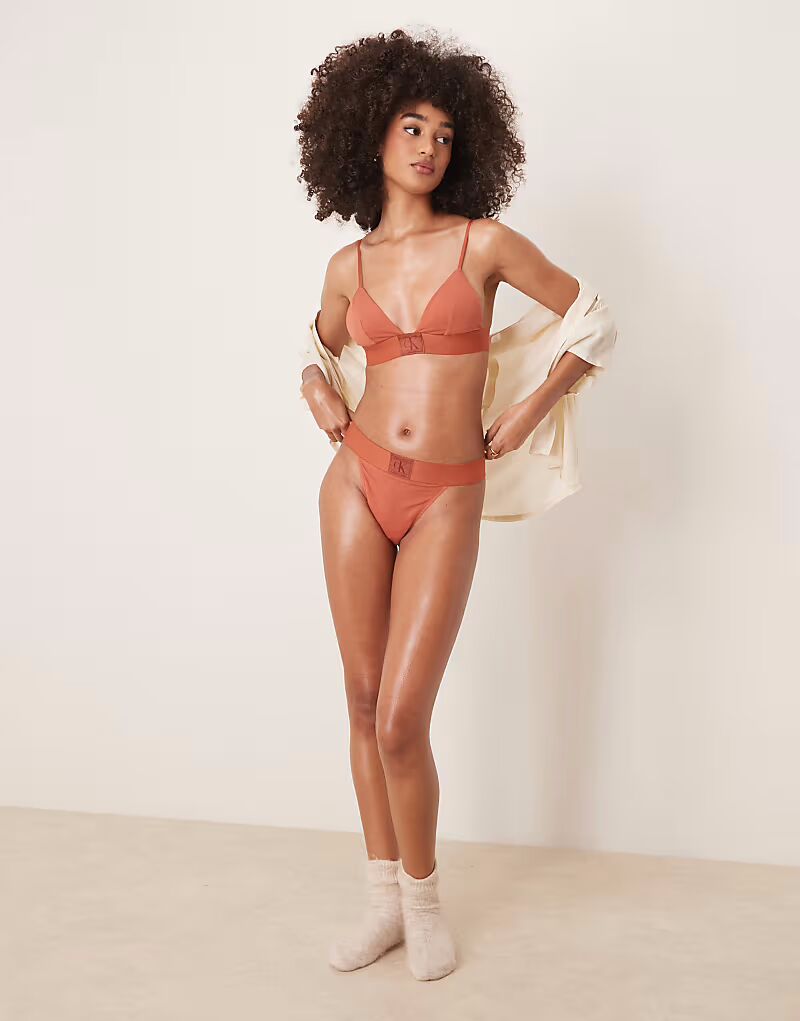 

Трусики-танга с логотипом Calvin Klein CK 96 оранжевого цвета