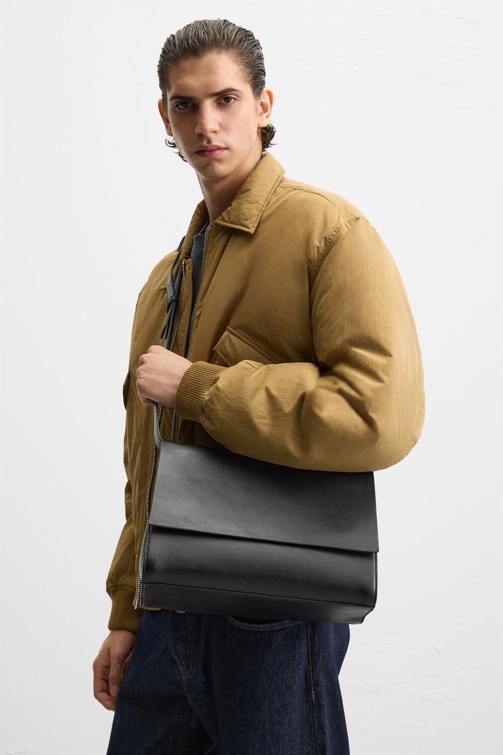 

Сумка через плечо с откидным клапаном ZARA, черный