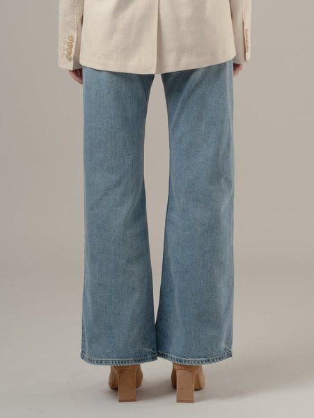 РОУЗ (Роуз) одета в свободные джинсы-ботинки среднего оттенка индиго Levi's, Medium Indigo - Worn In — фото 3