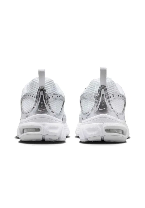 Кроссовки Nike Sportswear Air max moto 2k, белый/белый-чистая платина-металлик серебро — фото 4