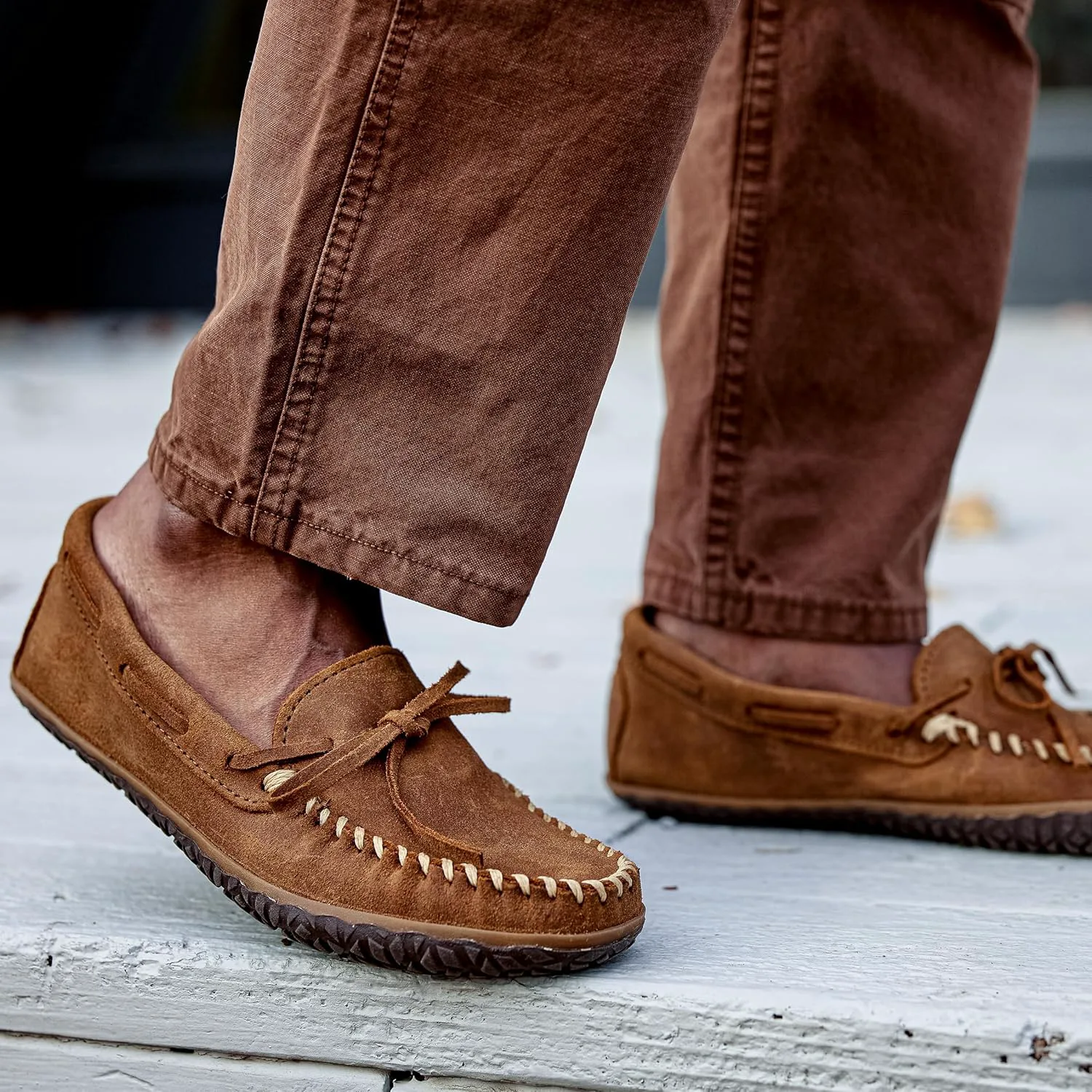 Мокасины Minnetonka Men's Tread из замши для мужчин - водоотталкивающие домашние и уличные тапочки с резиновой подошвой MinnTREAD, коричневый — фото 3