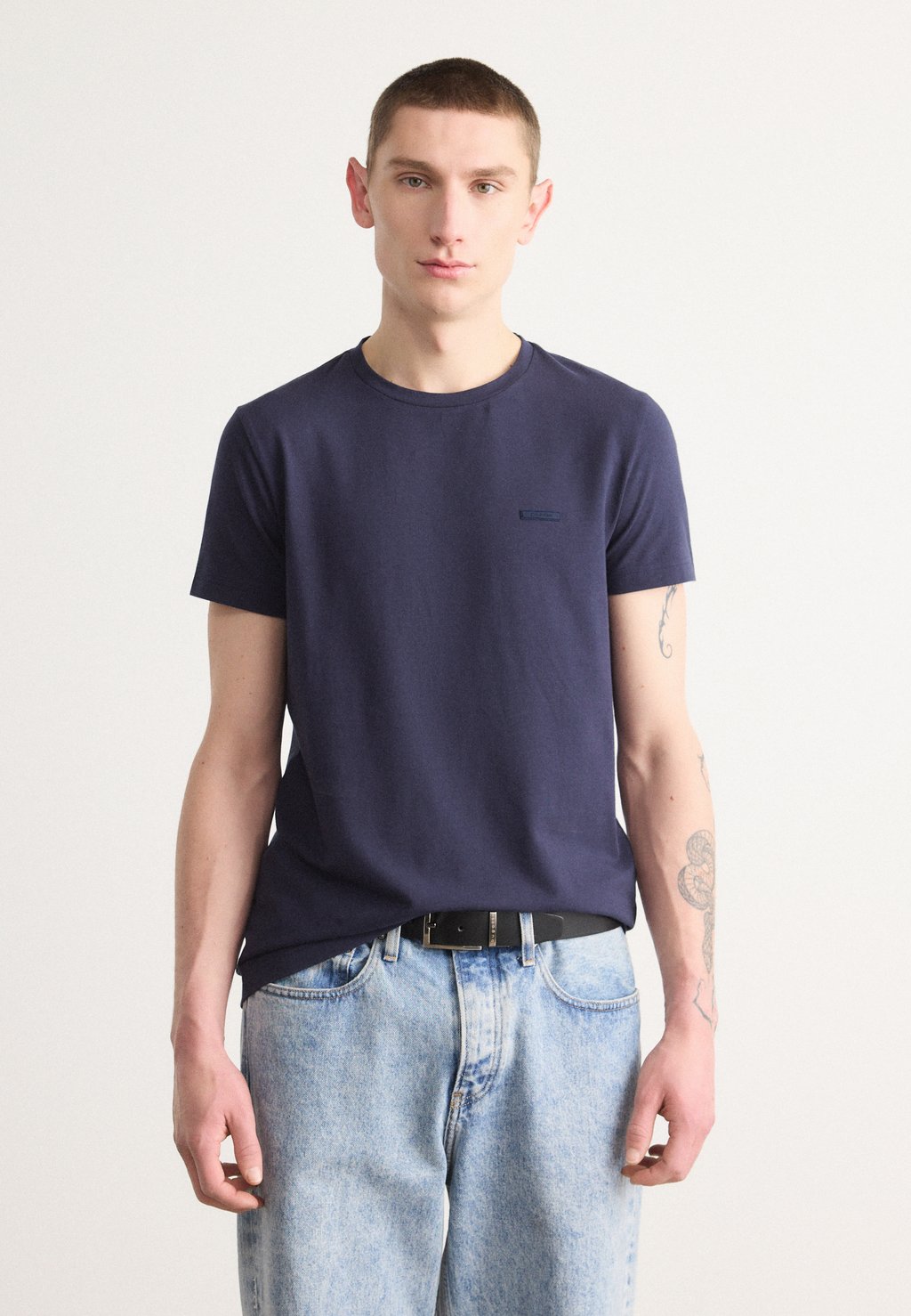 

Базовая футболка Calvin Klein, темно-синий