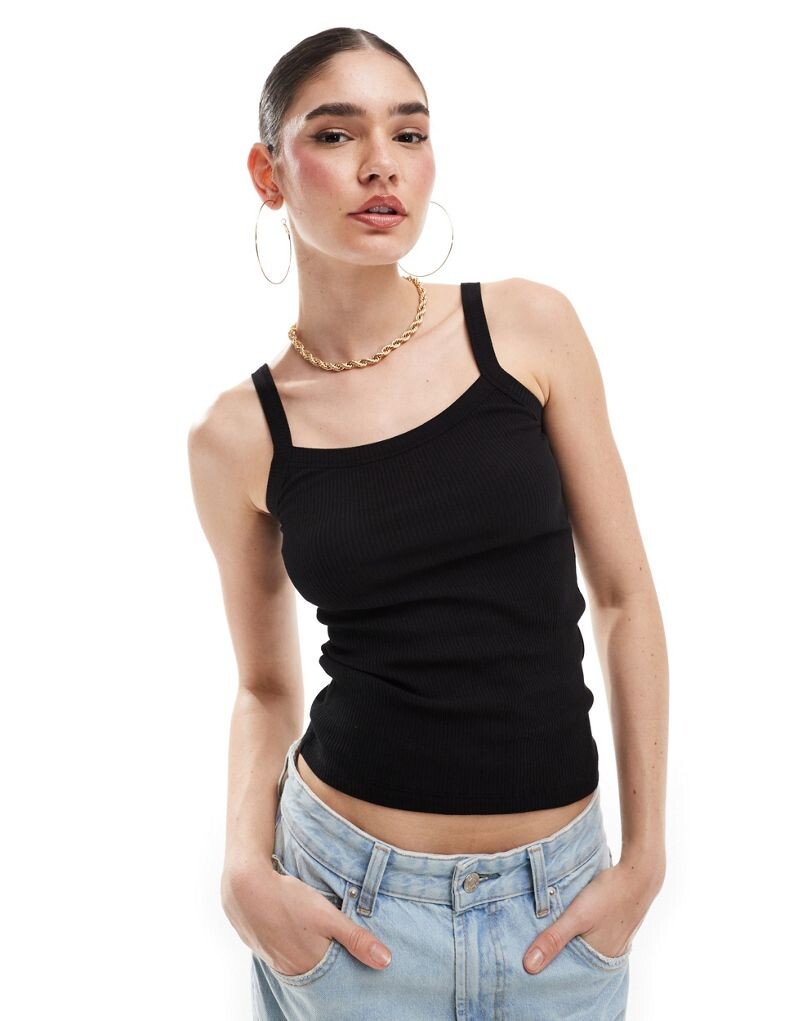 

Черный трикотажный топ на бретелях Selected Femme