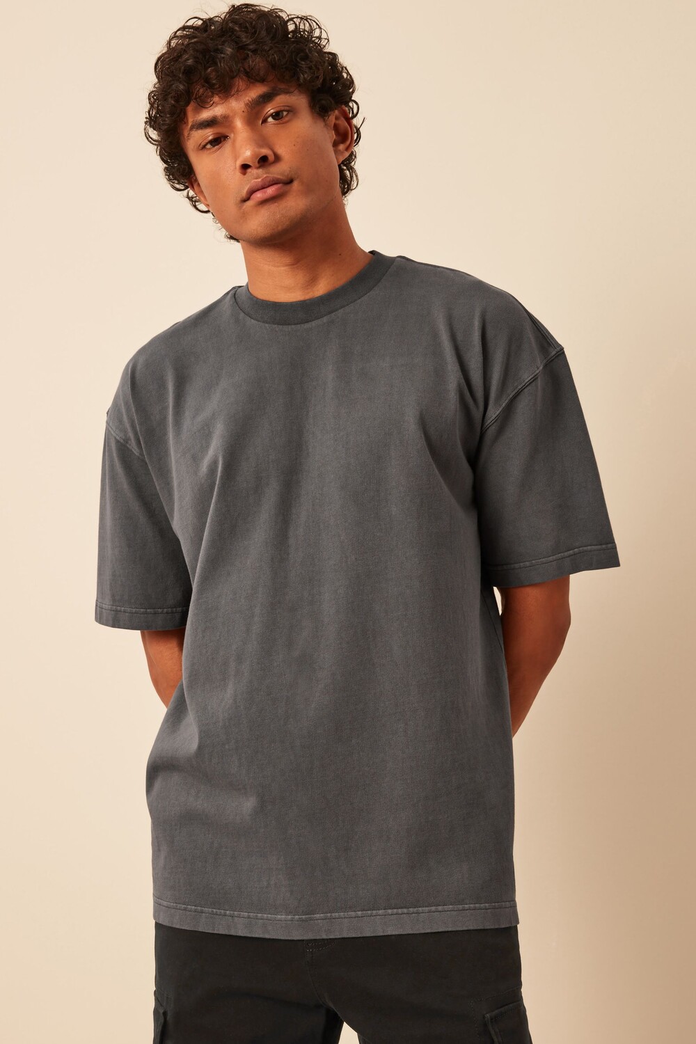 

Футболка из плотного 100% хлопка, окрашенная в технике Garment Dyed Next, серый