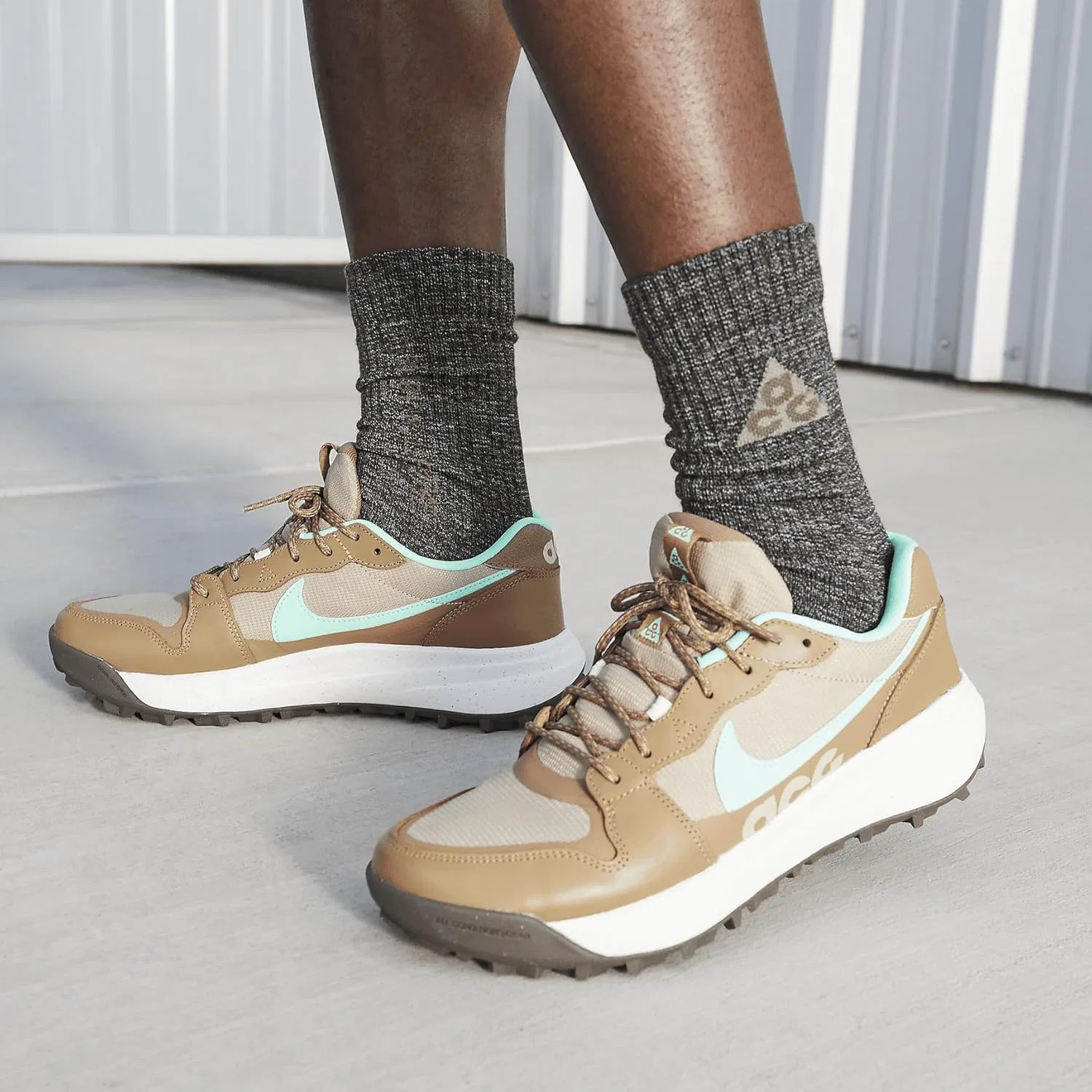 Кроссовки для трейла Nike ACG Lowcate, цвет Limestone/Dark Driftwood/Sail/Green Glow — фото 2