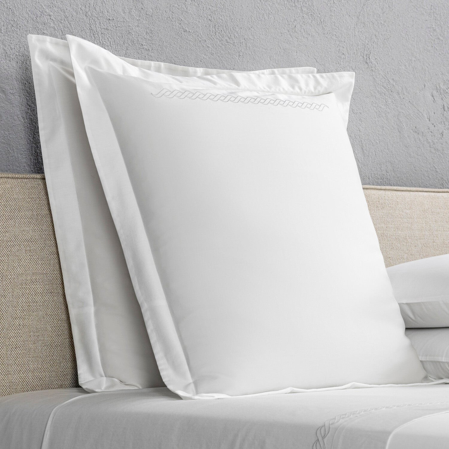 

Frette Taormina Вышитая европейская накидка, цвет White/Opal Blue