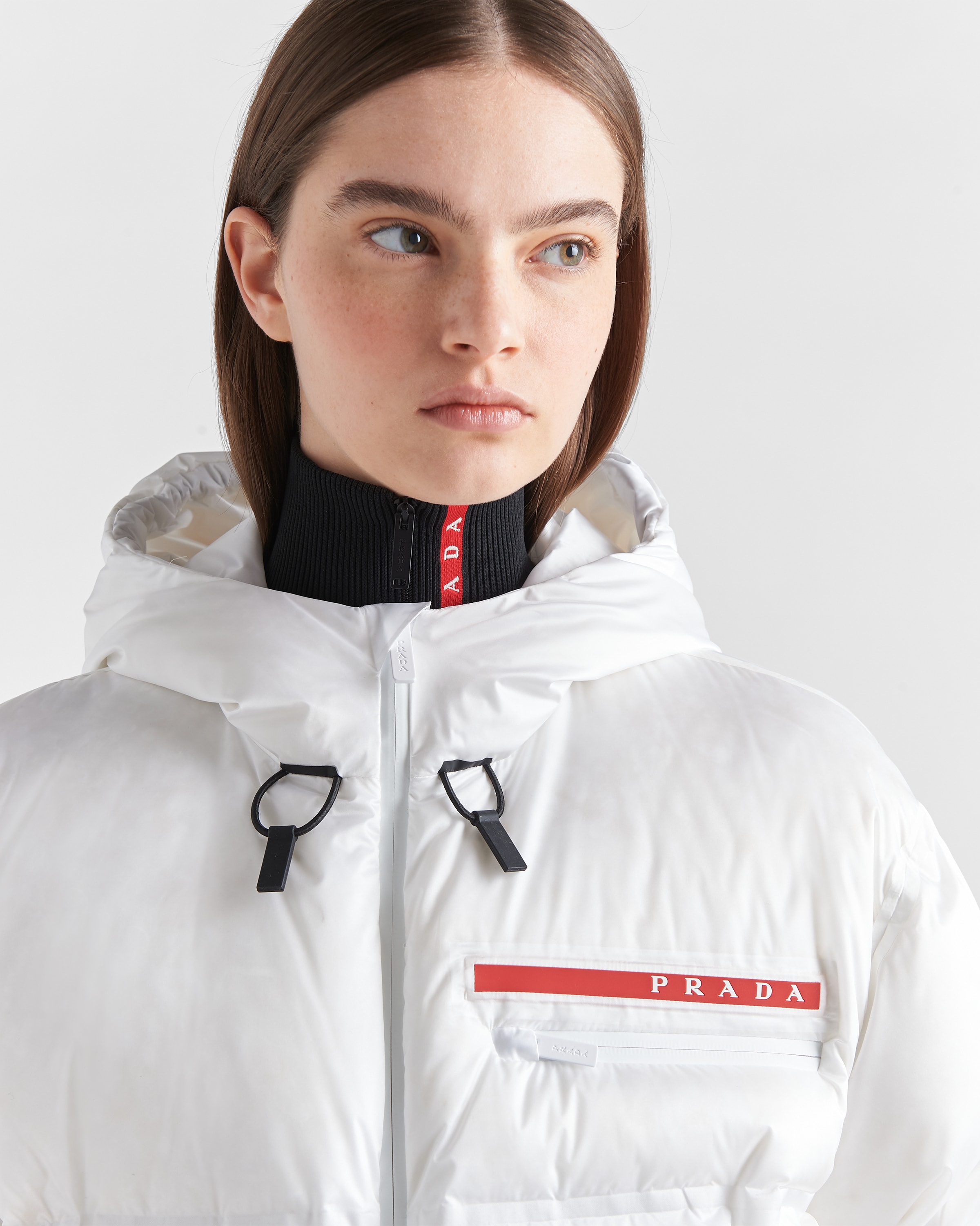 Укороченная пуховая куртка из технического переработанного нейлона Prada, белый — фото 3