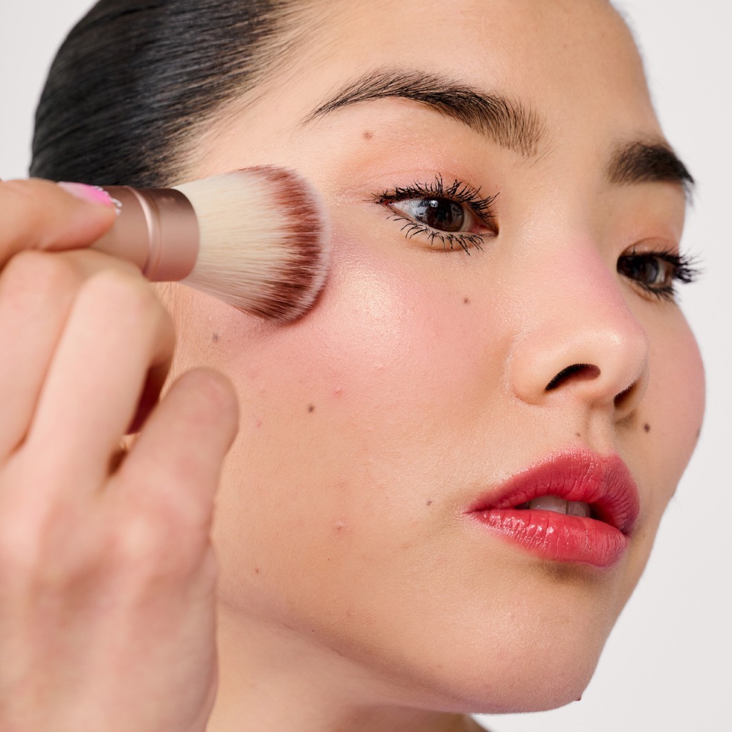 Хайлайтер bronzer & blush collection tickle in zartem rosa mit goldschimmer Benefit, вес 6 гр. — фото 4