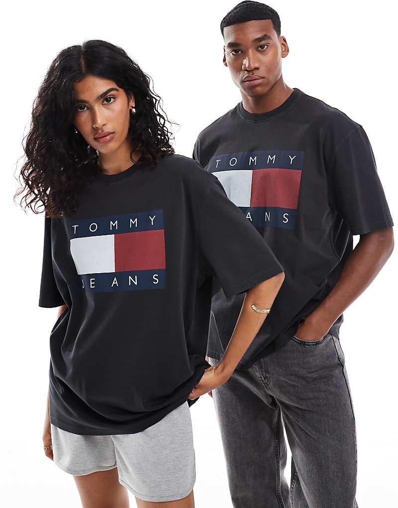 

Черная футболка унисекс с большим флагом и логотипом Tommy Jeans