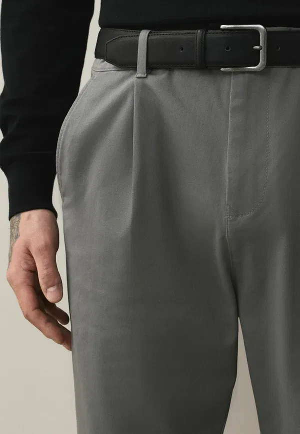 Брюки чинос Regular tapered fit single pleat с ремнем, Next, светло-серый — фото 4