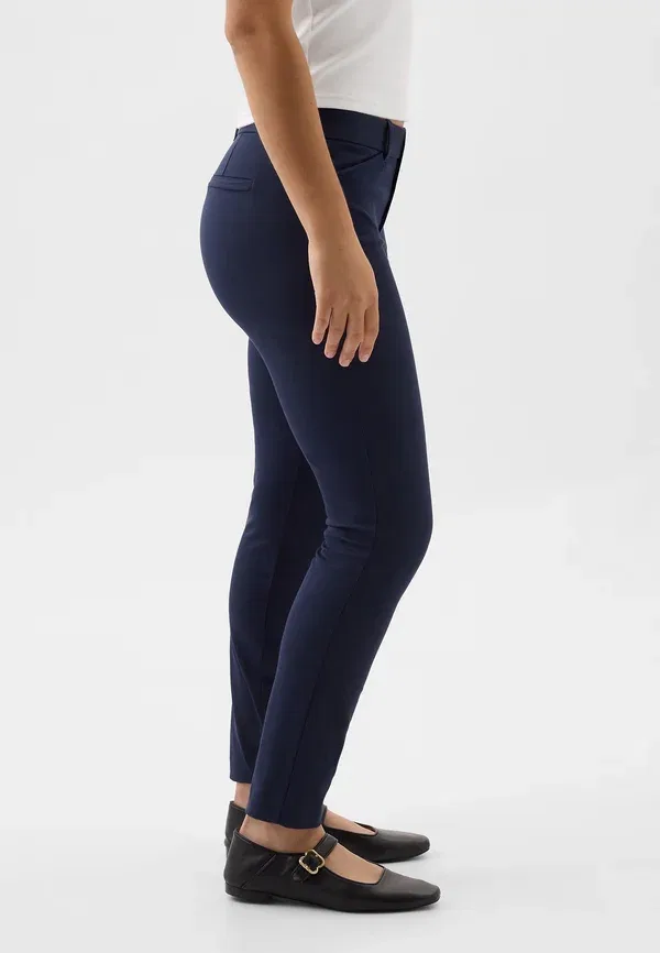 Брюки чинос зауженные Gap, true indigo, цвет темно-синий — фото 4