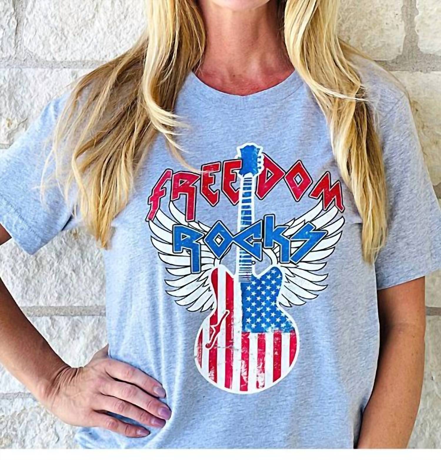 

Футболка Freedom Rocks синего цвета Juneberry Boutique