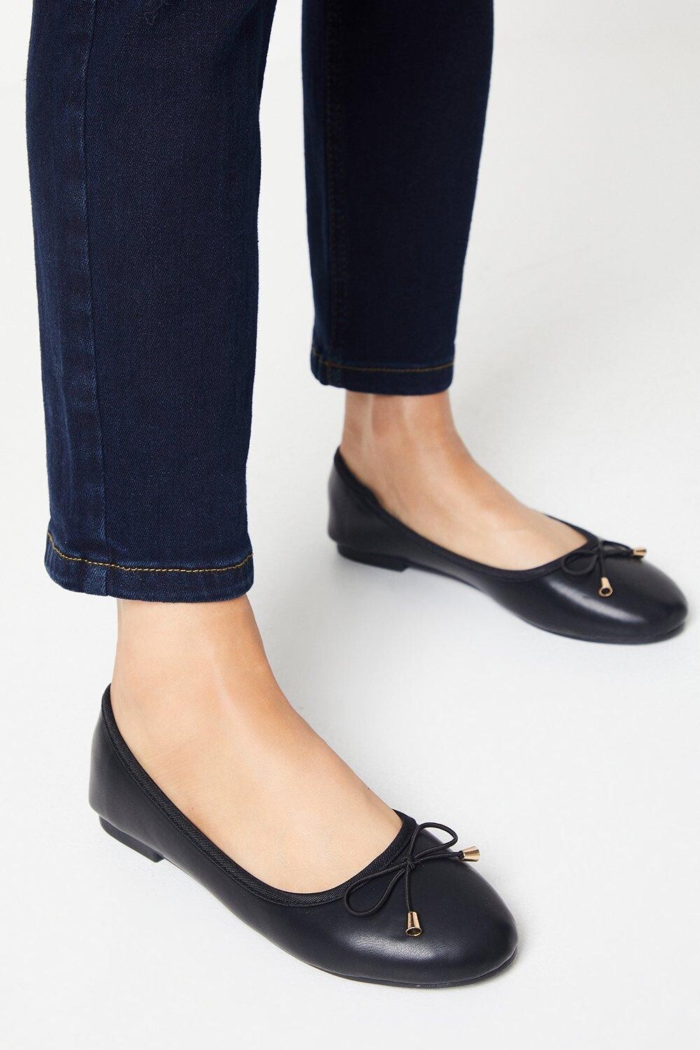 Хорошо для подошвы: широкие туфли Tonya Comfort на плоской подошве с бантом Dorothy Perkins, черный